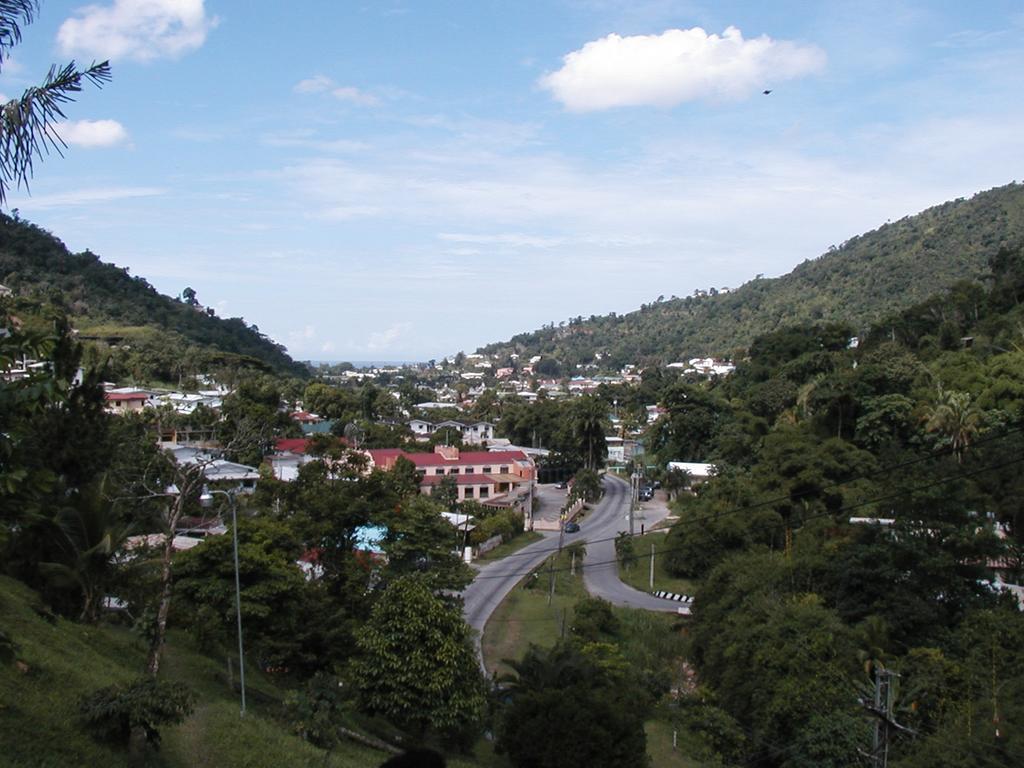 Monique'S Guest House Maraval Exteriör bild